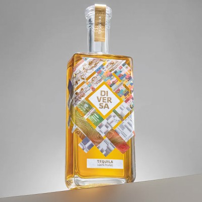 Un diseño conjunto crea una etiqueta premium desde una mirada latina